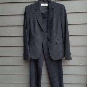 Gorgeous Tahari Black Pinstripe Suit with cleaning tag size 4